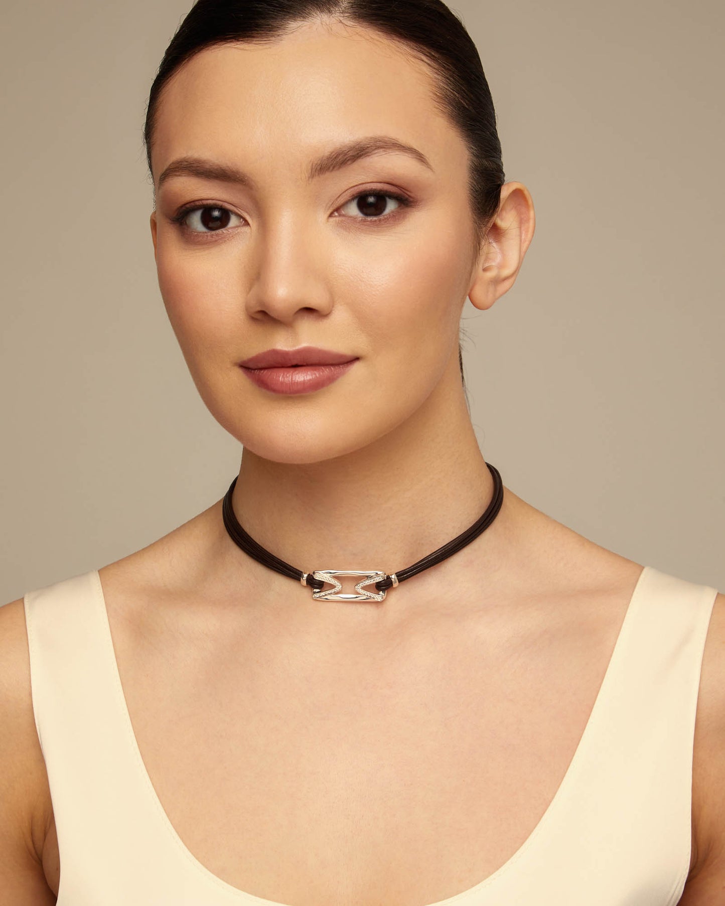 UNOde50 Leather Choker Necklace with Silver Bar and Stone
